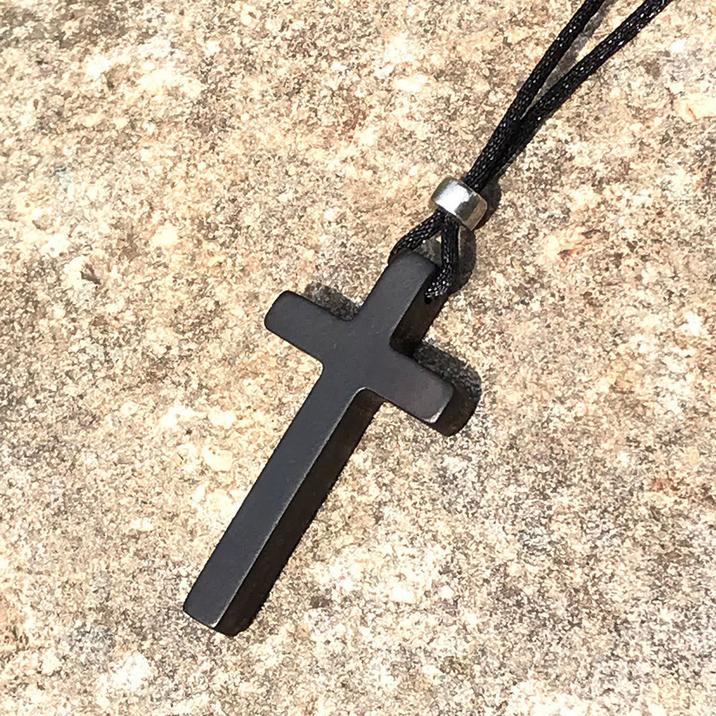 Collar de Cruz de Ébano Natural Clásico: Símbolo de Fe Pura y Duradera