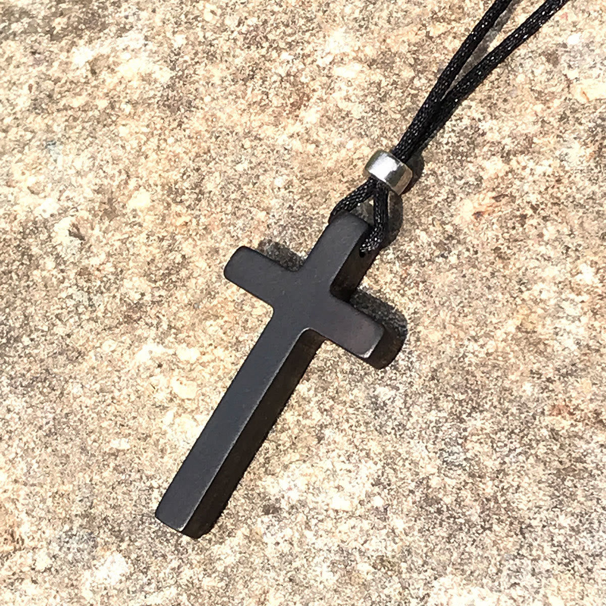 Collar de Cruz de Ébano Natural Clásico: Símbolo de Fe Pura y Duradera