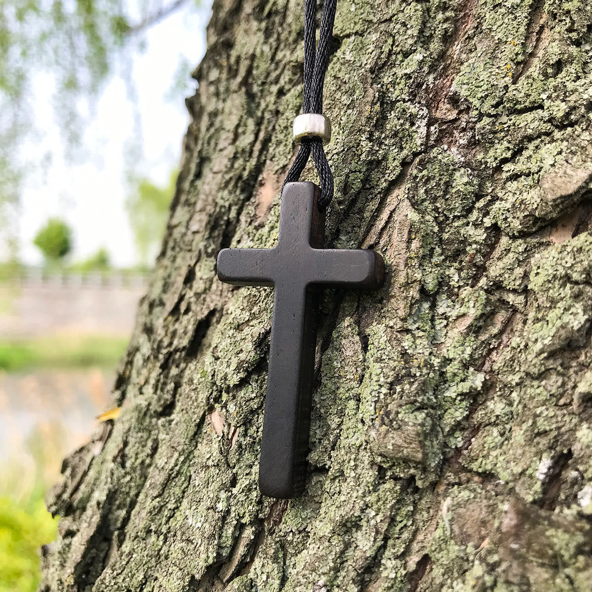 Collar de Cruz de Ébano Natural Clásico: Símbolo de Fe Pura y Duradera