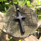 Collar de Cruz de Ébano Natural Clásico: Símbolo de Fe Pura y Duradera