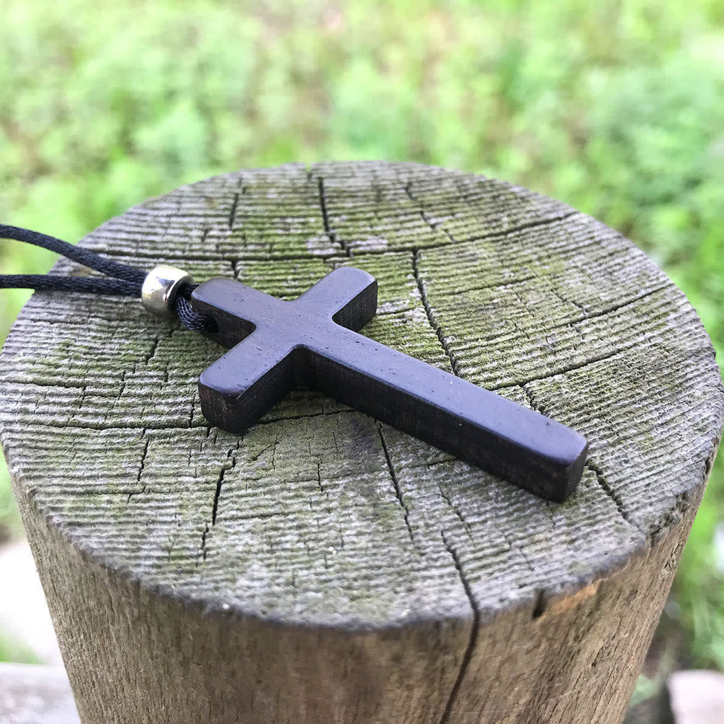 Collar de Cruz de Ébano Natural Clásico: Símbolo de Fe Pura y Duradera