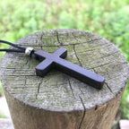 Collar de Cruz de Ébano Natural Clásico: Símbolo de Fe Pura y Duradera