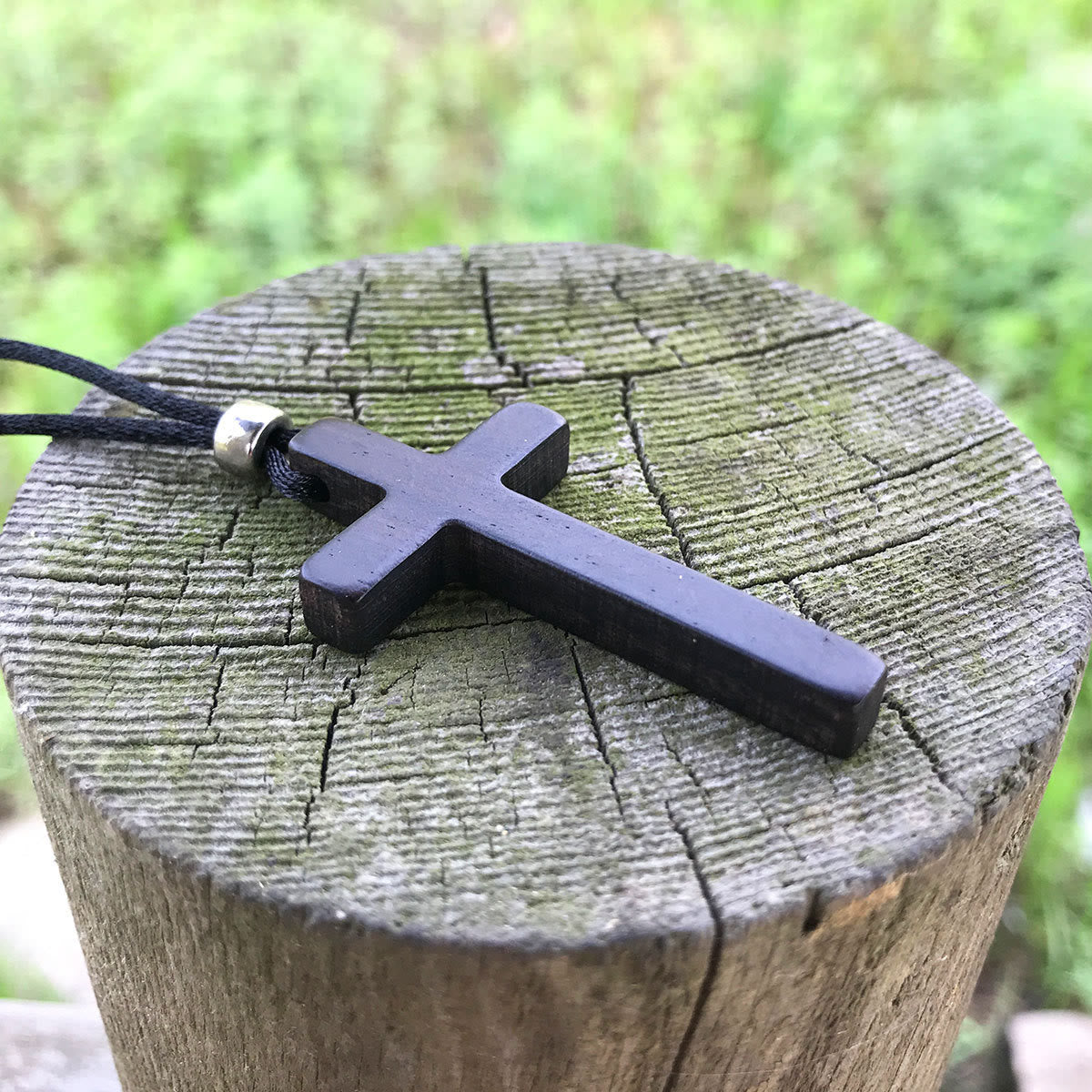 Collar de Cruz de Ébano Natural Clásico: Símbolo de Fe Pura y Duradera