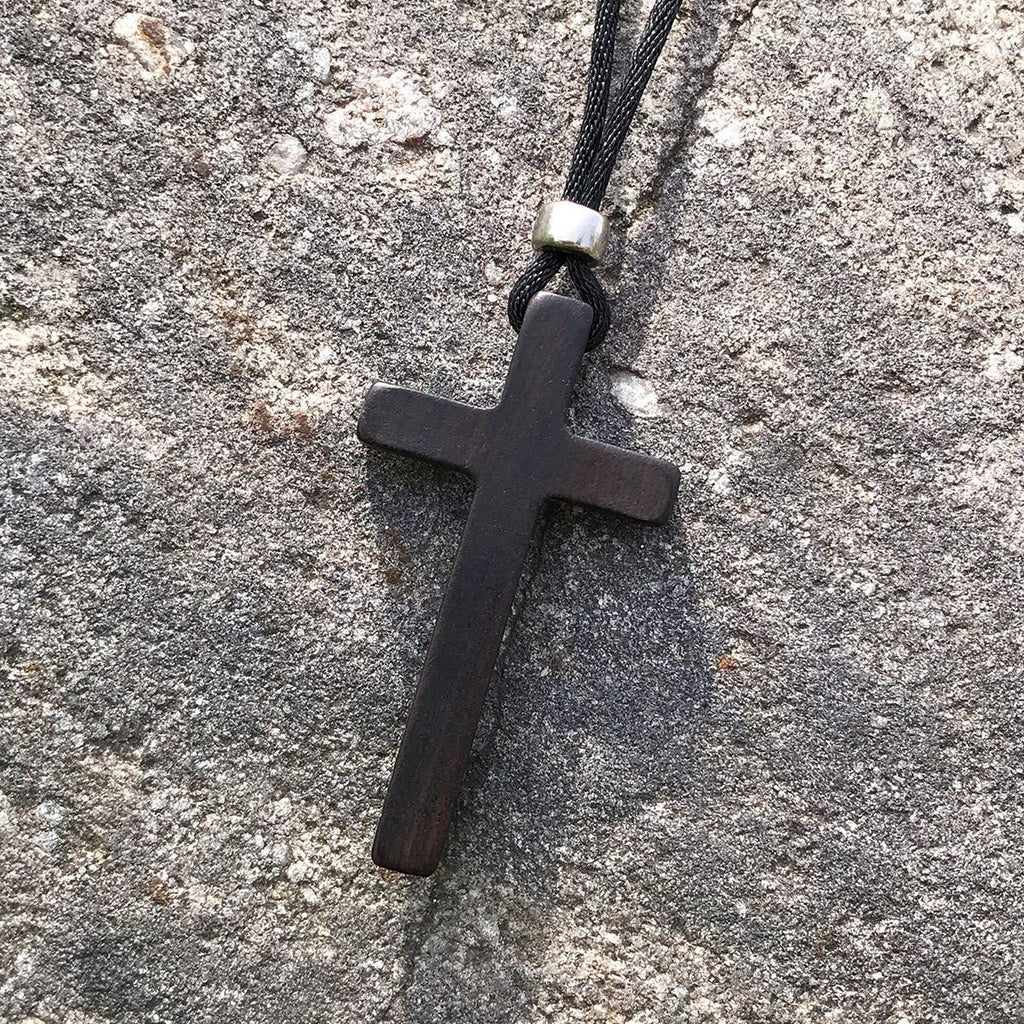 Collar de Cruz de Ébano Natural Clásico: Símbolo de Fe Pura y Duradera