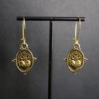 Aretes Colgantes del Sagrado Corazón Estilo Vintage: Joyería de Fe y Devoción