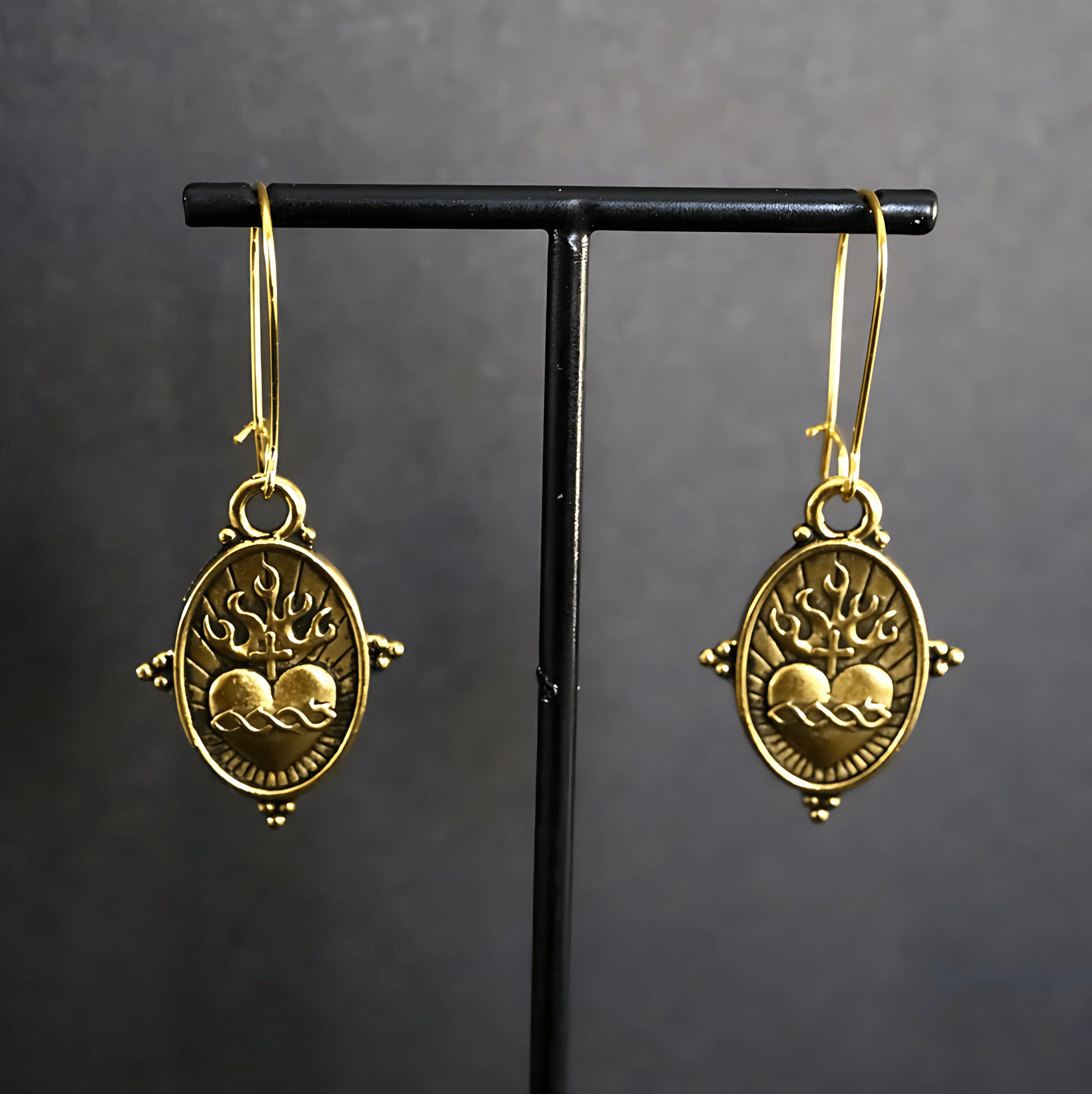 Aretes Colgantes del Sagrado Corazón Estilo Vintage: Joyería de Fe y Devoción
