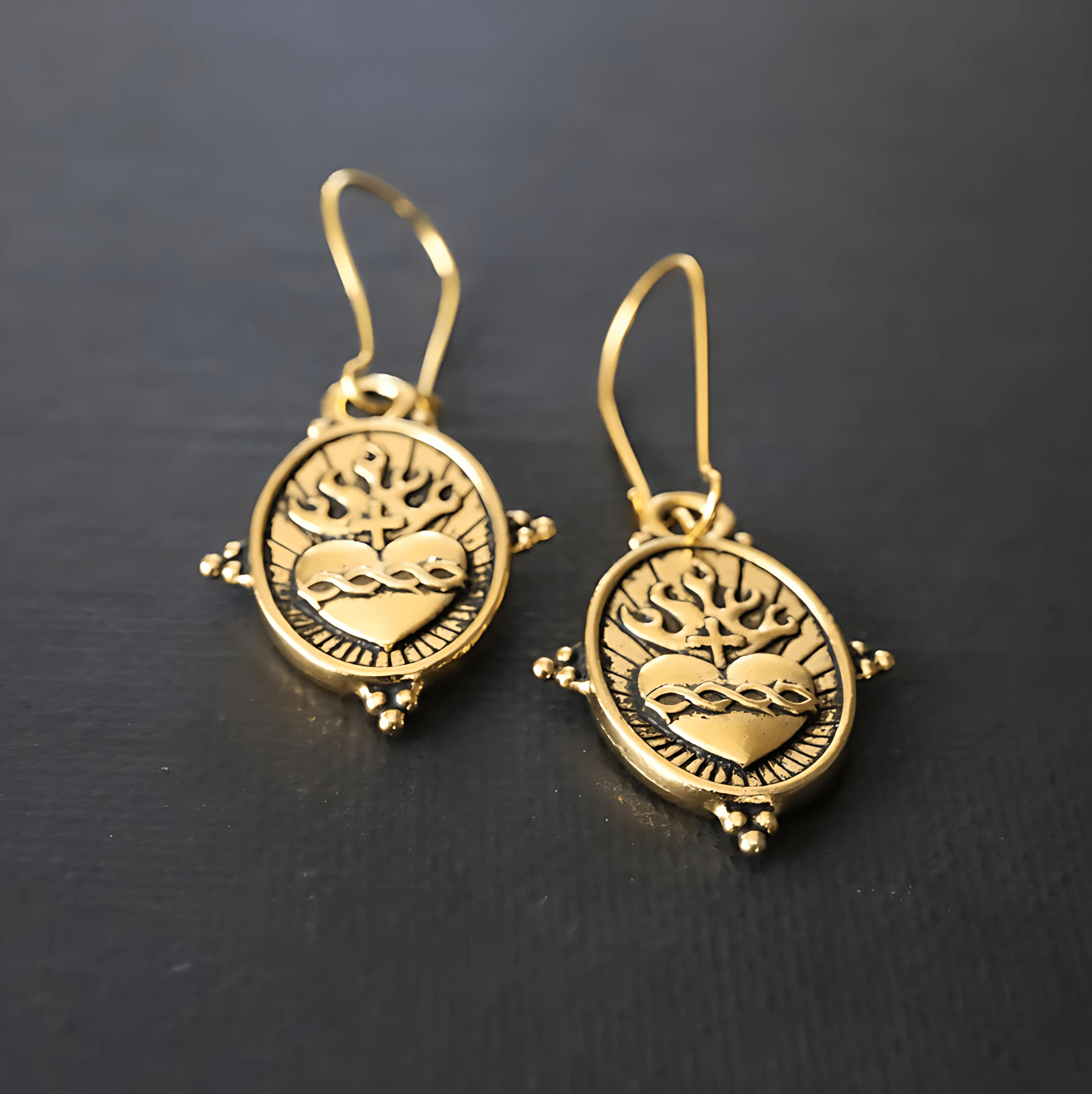 Aretes Colgantes del Sagrado Corazón Estilo Vintage: Joyería de Fe y Devoción