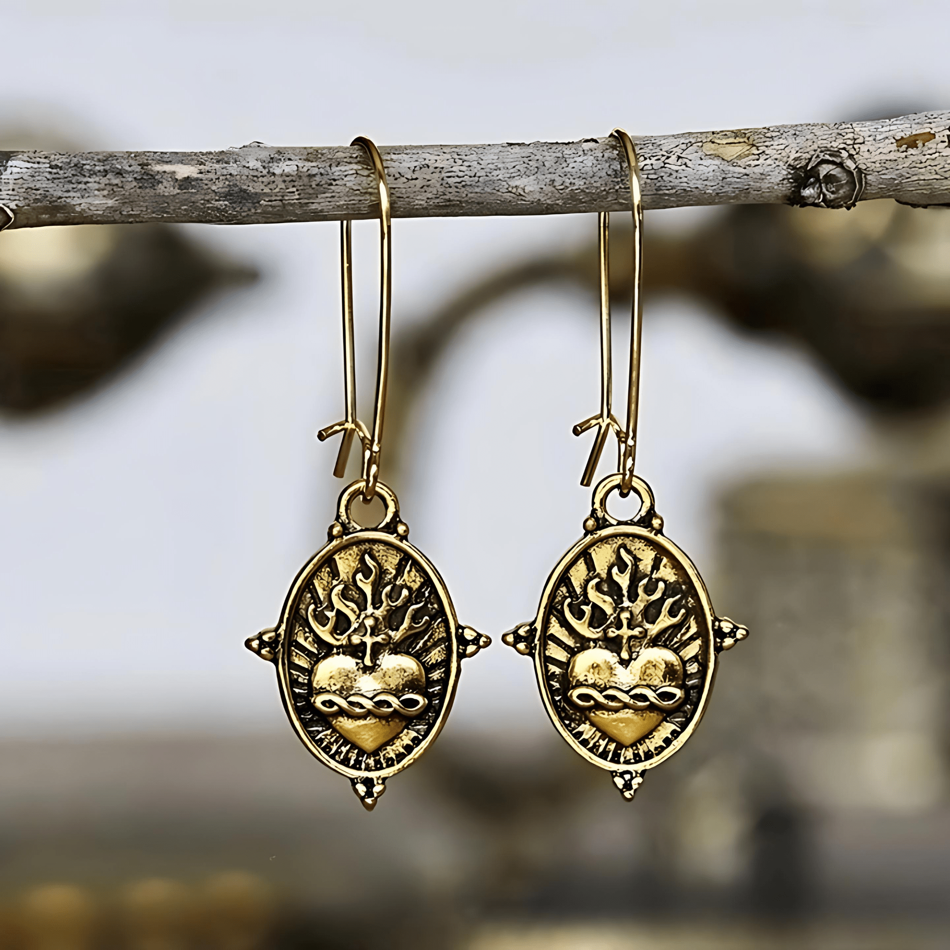 Aretes Colgantes del Sagrado Corazón Estilo Vintage: Joyería de Fe y Devoción