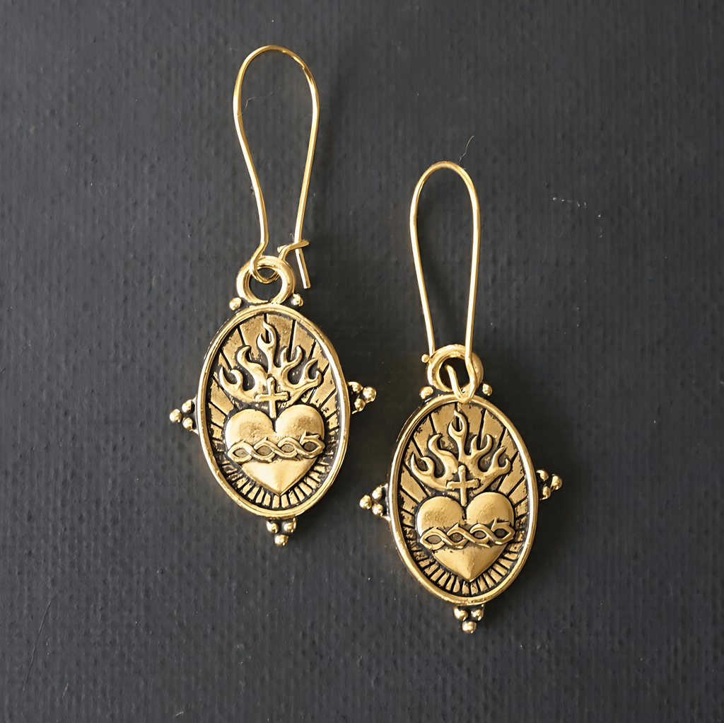 Aretes Colgantes del Sagrado Corazón Estilo Vintage: Joyería de Fe y Devoción