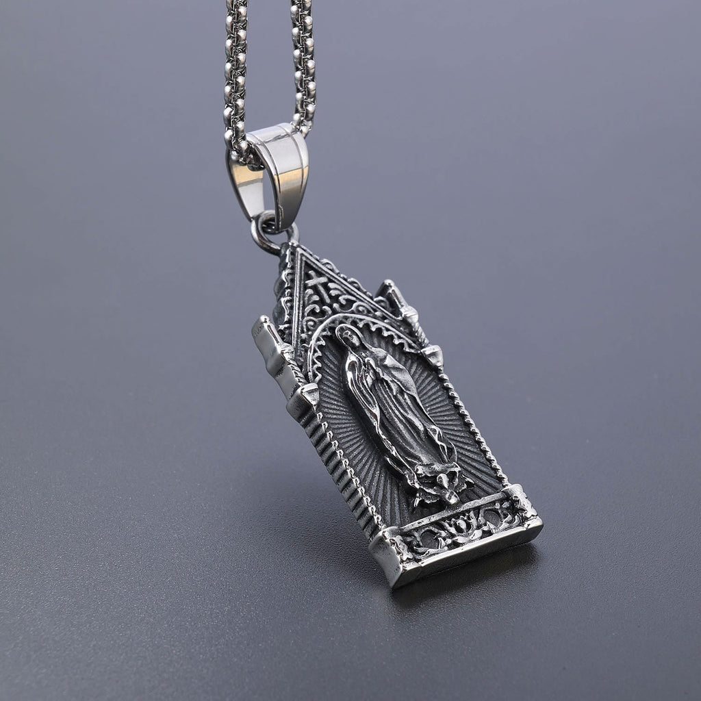 Collar de Plata Antigua de la Virgen María en Marco de Catedral Gótica