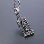 Collar de Plata Antigua de la Virgen María en Marco de Catedral Gótica