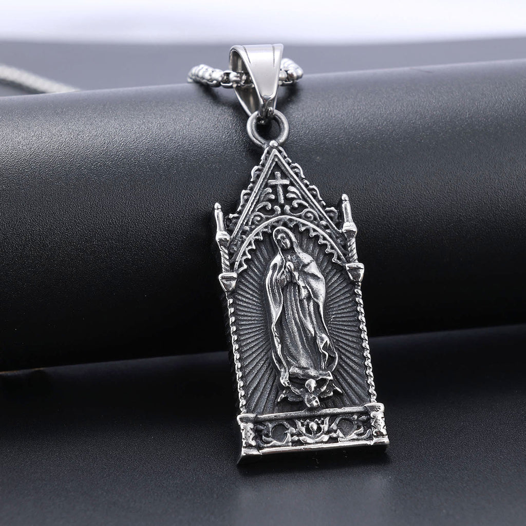 Collar de Plata Antigua de la Virgen María en Marco de Catedral Gótica