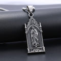 Collar de Plata Antigua de la Virgen María en Marco de Catedral Gótica