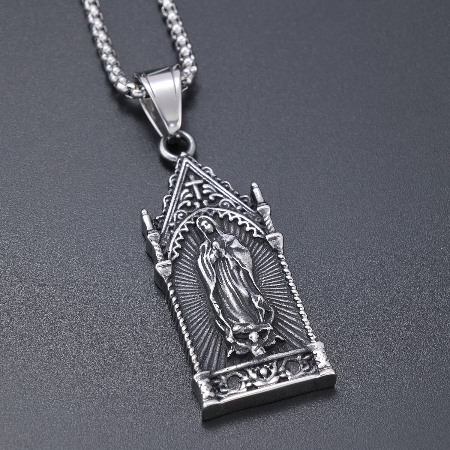 Collar de Plata Antigua de la Virgen María en Marco de Catedral Gótica