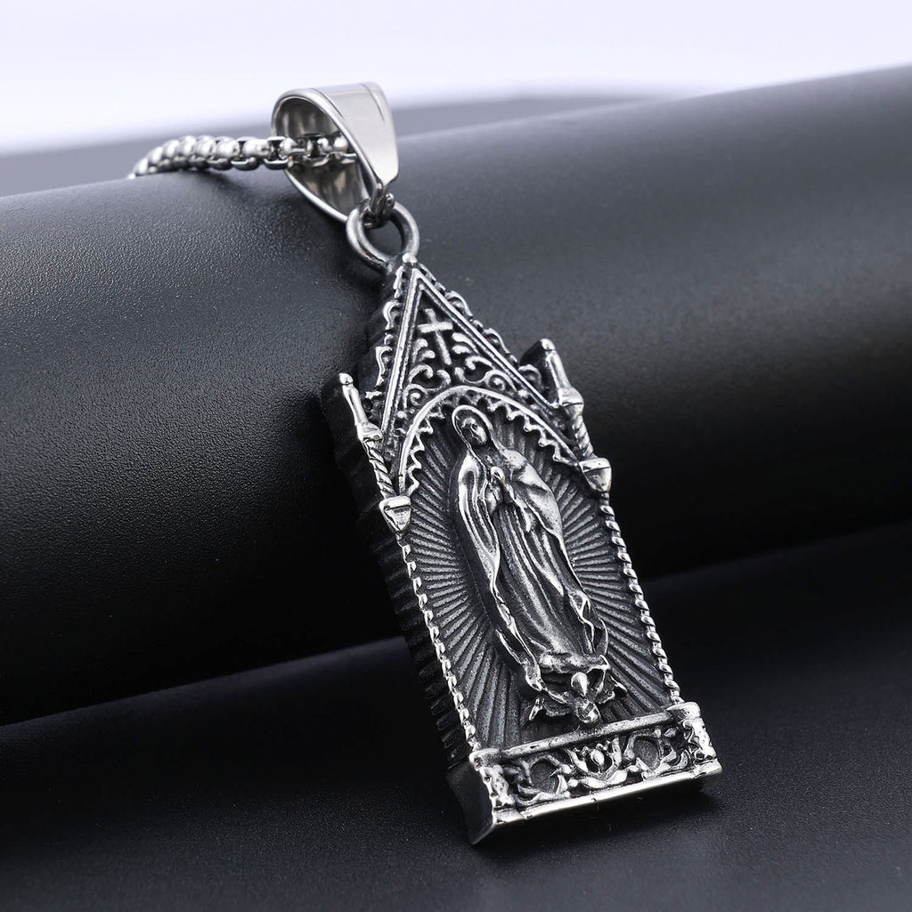 Collar de Plata Antigua de la Virgen María en Marco de Catedral Gótica