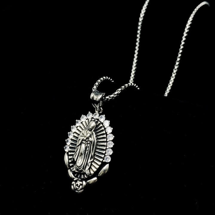 Collar con Dije de la Virgen: Halo Sagrado y Símbolo de Rosa