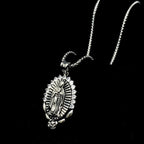 Collar con Dije de la Virgen: Halo Sagrado y Símbolo de Rosa