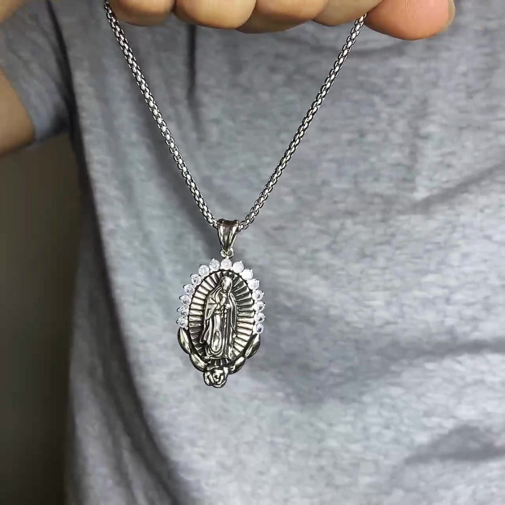 Collar con Dije de la Virgen: Halo Sagrado y Símbolo de Rosa