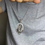 Collar con Dije de la Virgen: Halo Sagrado y Símbolo de Rosa