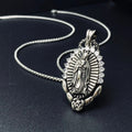 Collar con Dije de la Virgen: Halo Sagrado y Símbolo de Rosa
