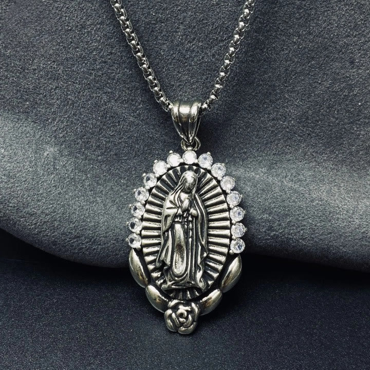 Collar con Dije de la Virgen: Halo Sagrado y Símbolo de Rosa