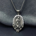 Collar con Dije de la Virgen: Halo Sagrado y Símbolo de Rosa