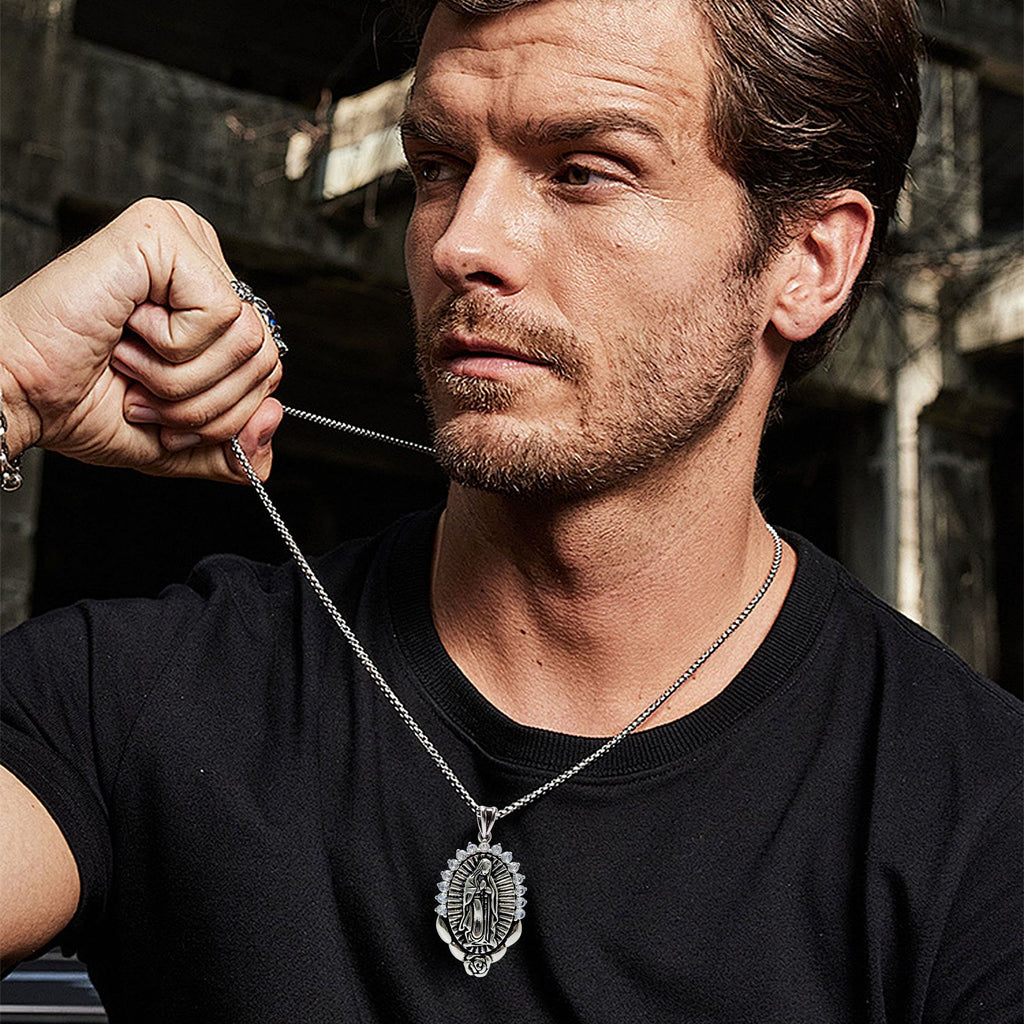 Collar con Dije de la Virgen: Halo Sagrado y Símbolo de Rosa