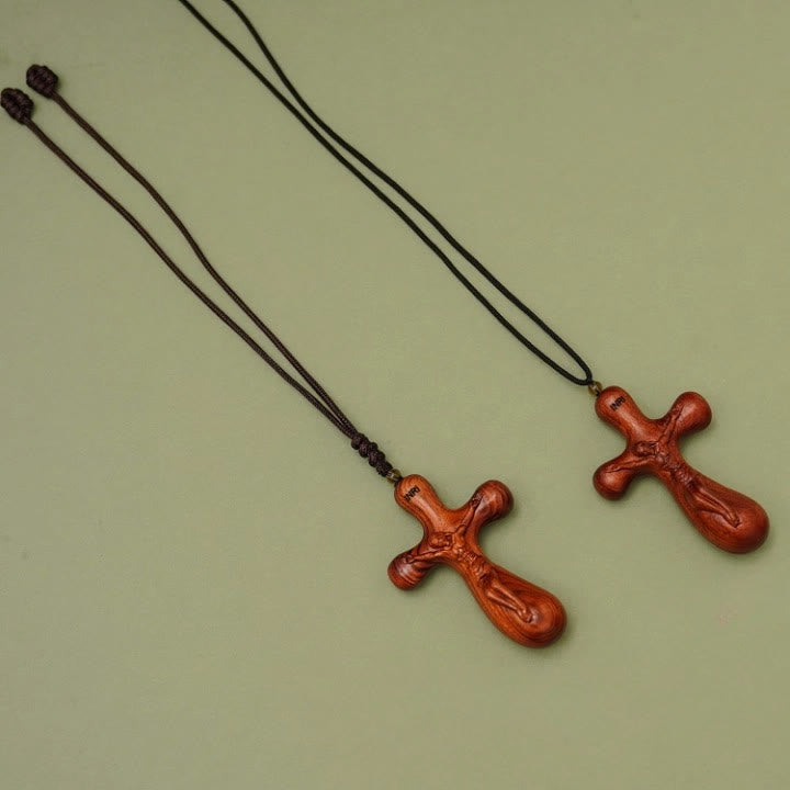 Dije de Auto y Collar Crucifijo INRI de Sándalo Vintage: Devoción en el Camino