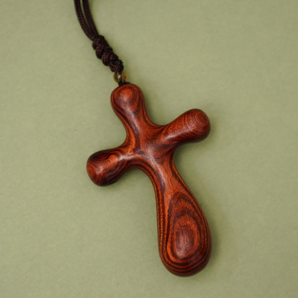 Dije de Auto y Collar Crucifijo INRI de Sándalo Vintage: Devoción en el Camino