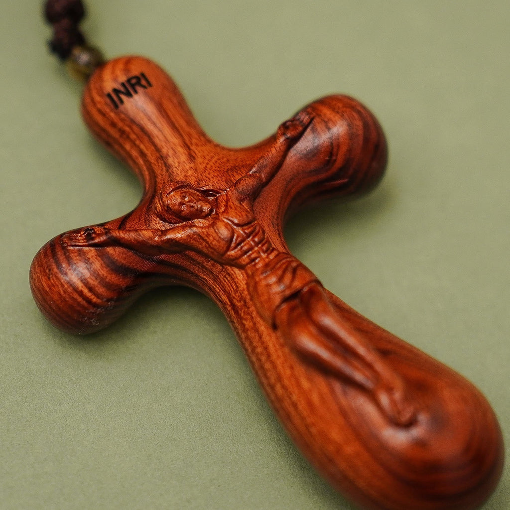 Dije de Auto y Collar Crucifijo INRI de Sándalo Vintage: Devoción en el Camino