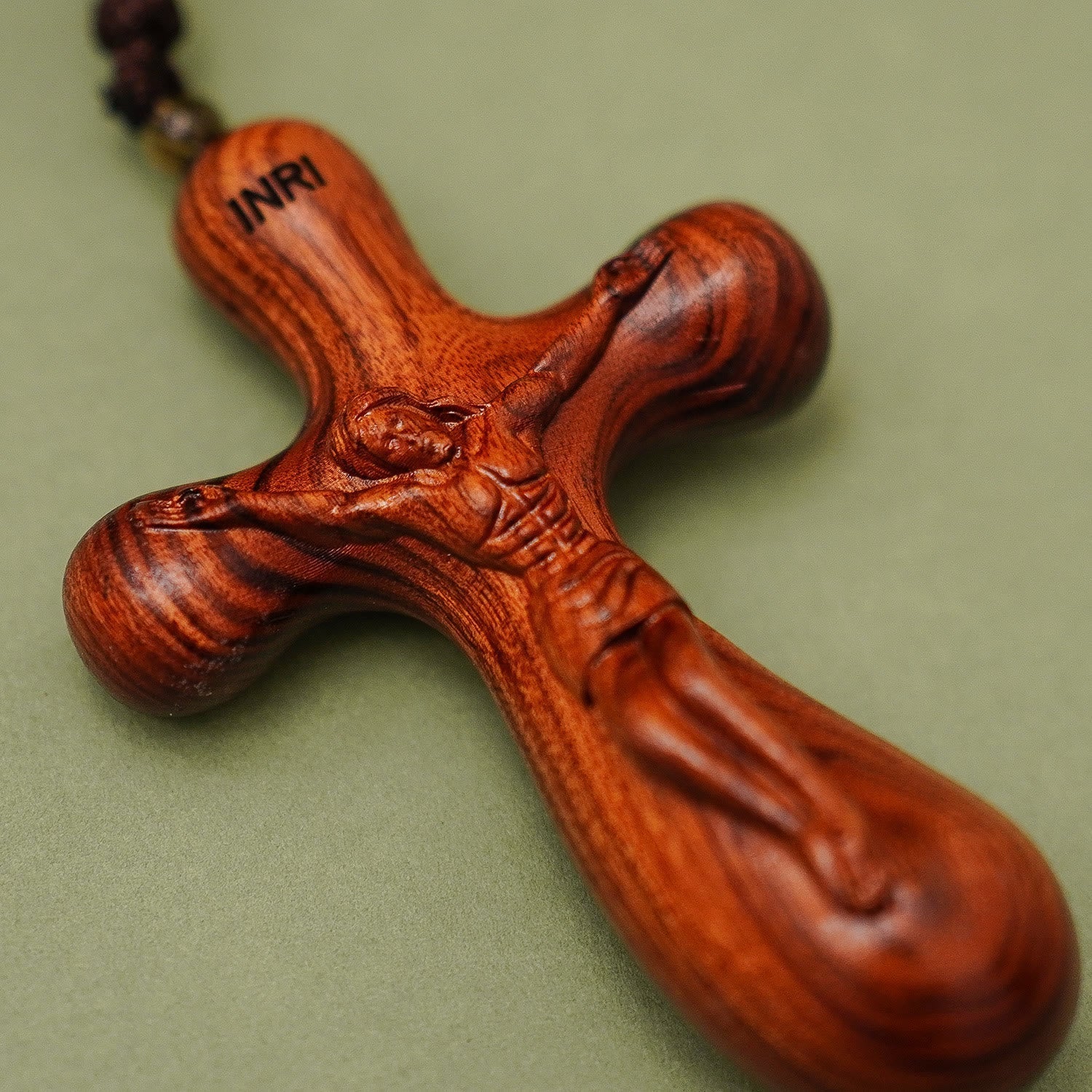 Dije de Auto y Collar Crucifijo INRI de Sándalo Vintage: Devoción en el Camino