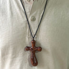 Dije de Auto y Collar Crucifijo INRI de Sándalo Vintage: Devoción en el Camino