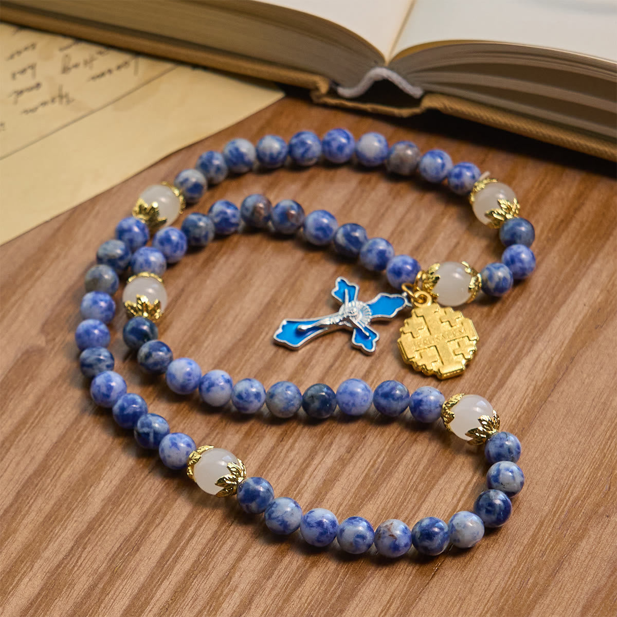 Pulsera Rosario Elástica Artesanal de Piedra Azul de 4 mm con Crucifijo y Cruz de Jerusalén