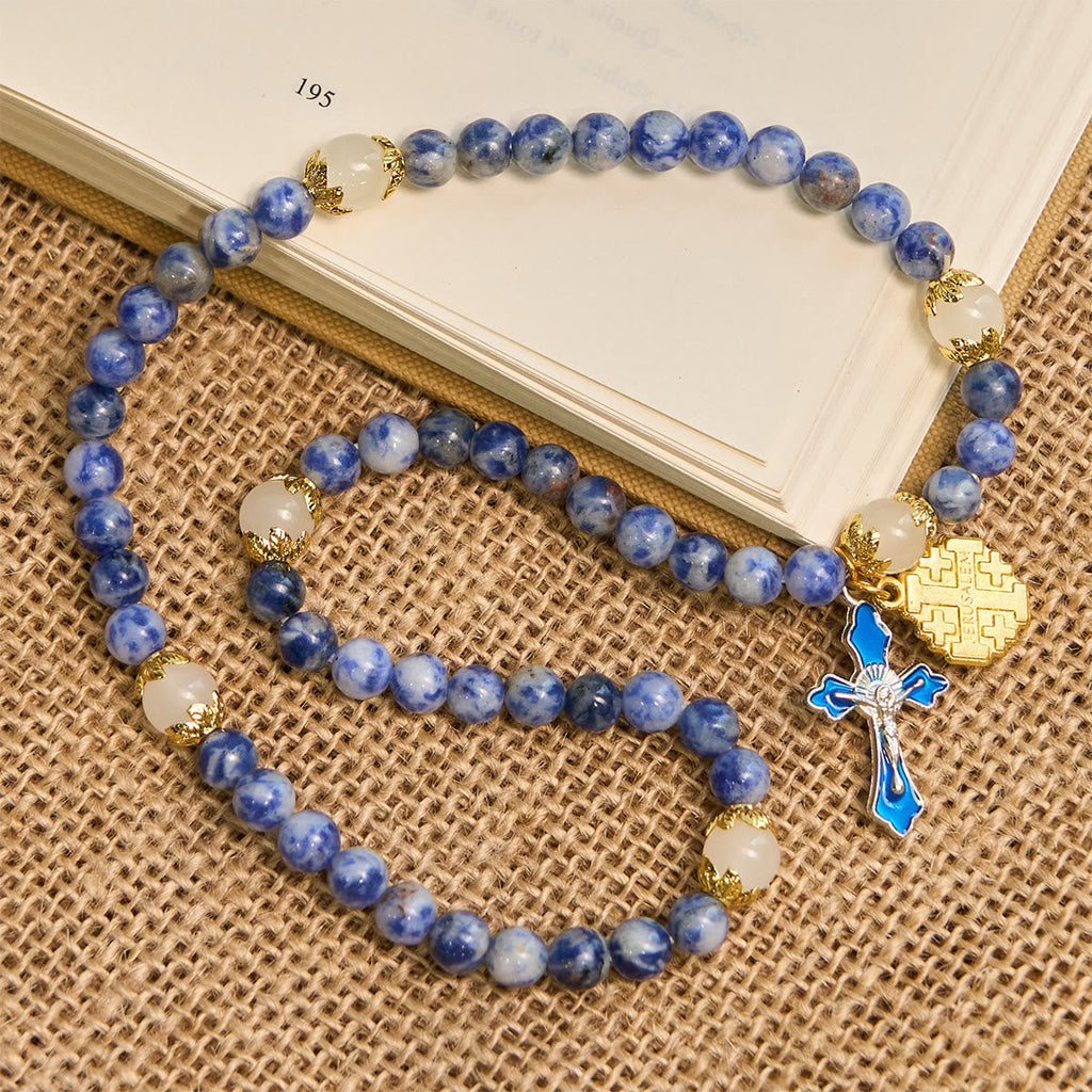Pulsera Rosario Elástica Artesanal de Piedra Azul de 4 mm con Crucifijo y Cruz de Jerusalén