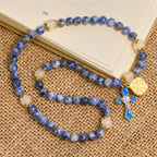 Pulsera Rosario Elástica Artesanal de Piedra Azul de 4 mm con Crucifijo y Cruz de Jerusalén
