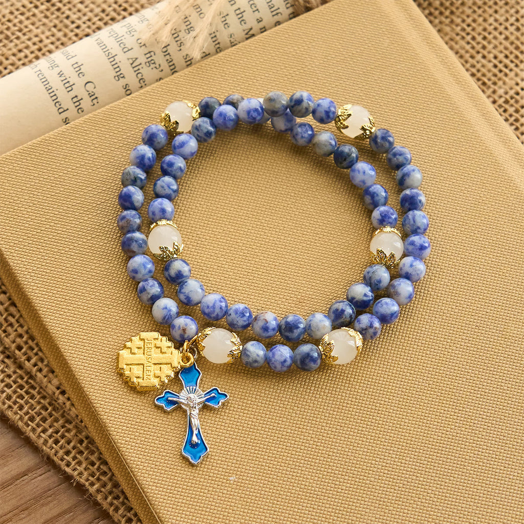 Pulsera Rosario Elástica Artesanal de Piedra Azul de 4 mm con Crucifijo y Cruz de Jerusalén