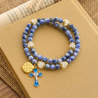 Pulsera Rosario Elástica Artesanal de Piedra Azul de 4 mm con Crucifijo y Cruz de Jerusalén