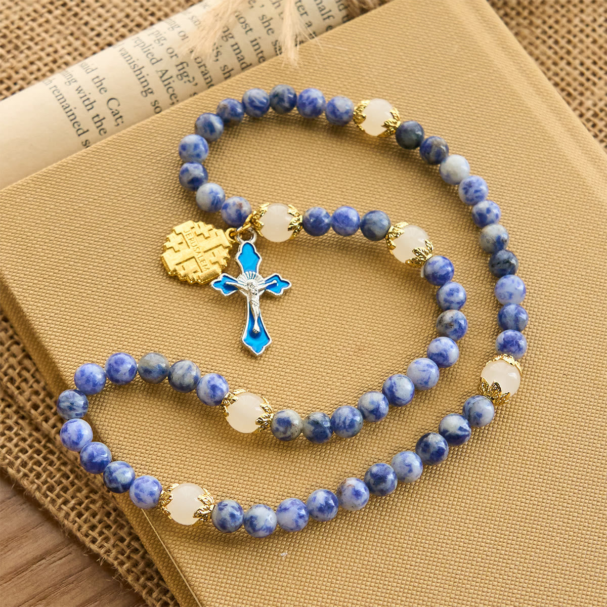Pulsera Rosario Elástica Artesanal de Piedra Azul de 4 mm con Crucifijo y Cruz de Jerusalén