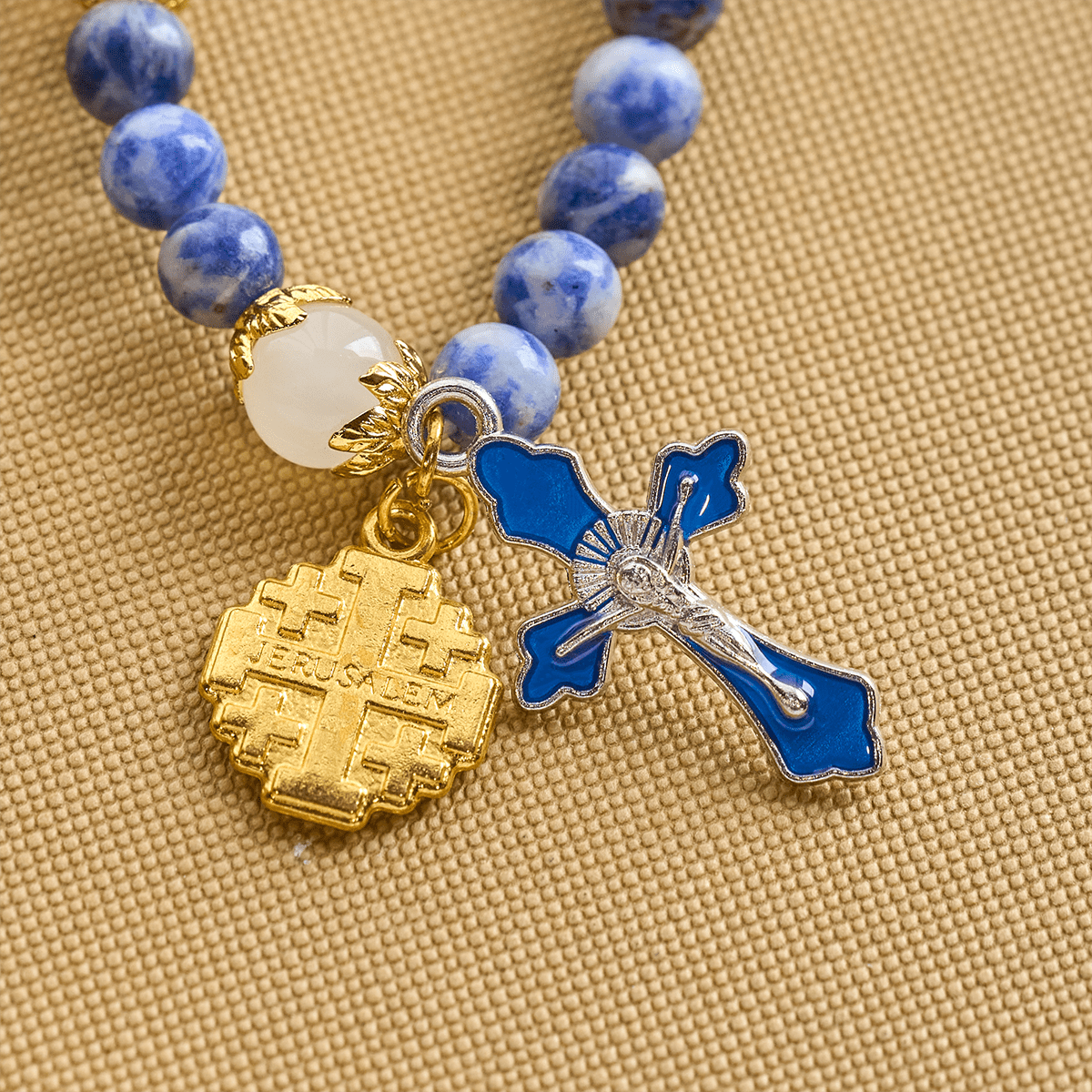Pulsera Rosario Elástica Artesanal de Piedra Azul de 4 mm con Crucifijo y Cruz de Jerusalén