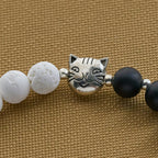Pulsera Animal de Bendición de Piedra de Lava Negra y Blanca Mate con Gata