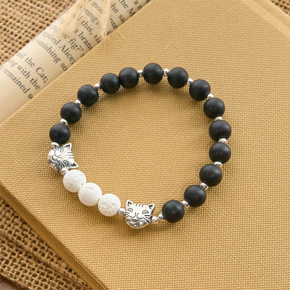 Pulsera Animal de Bendición de Piedra de Lava Negra y Blanca Mate con Gata