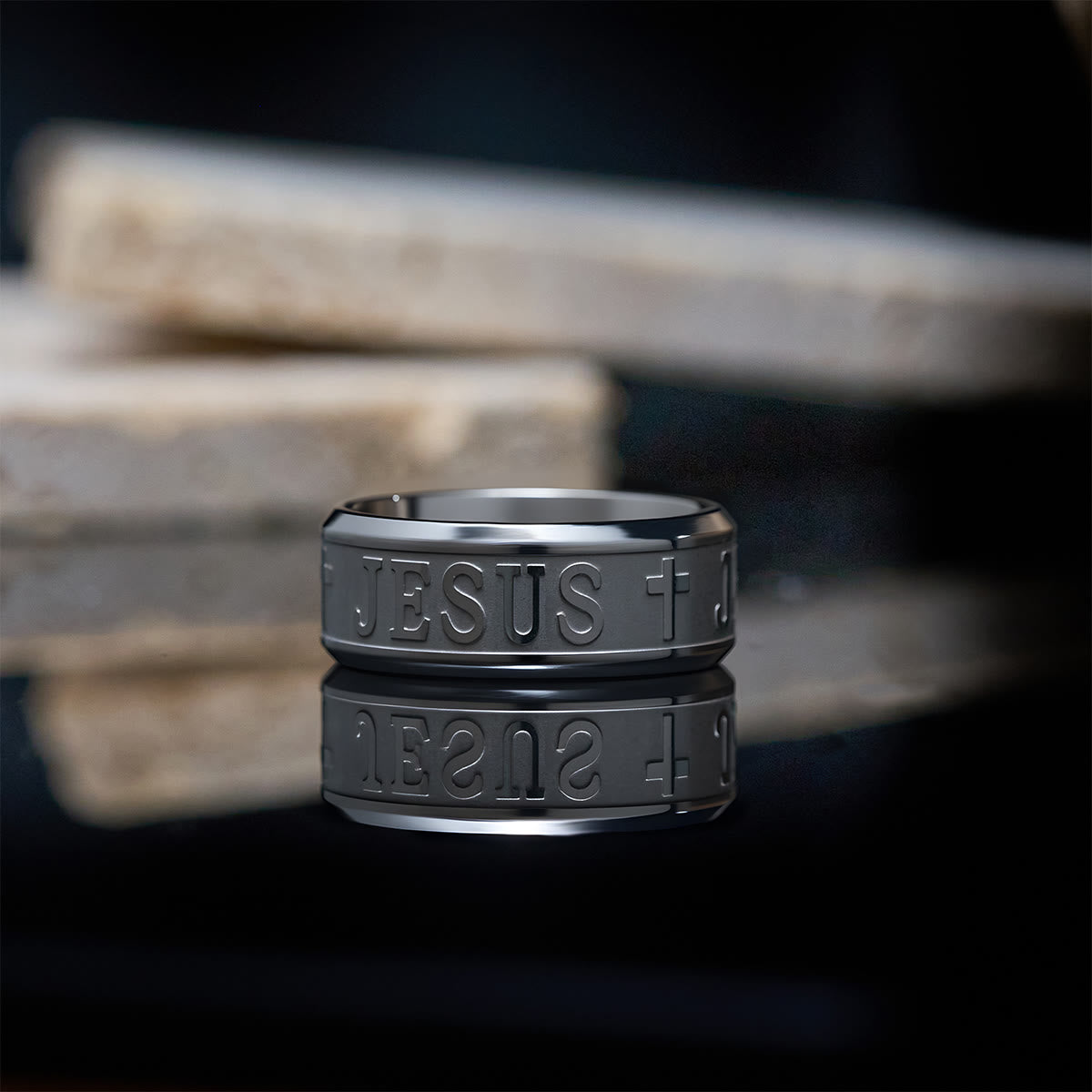 Anillo de Acero de Titanio con Grabado Láser "JESÚS"