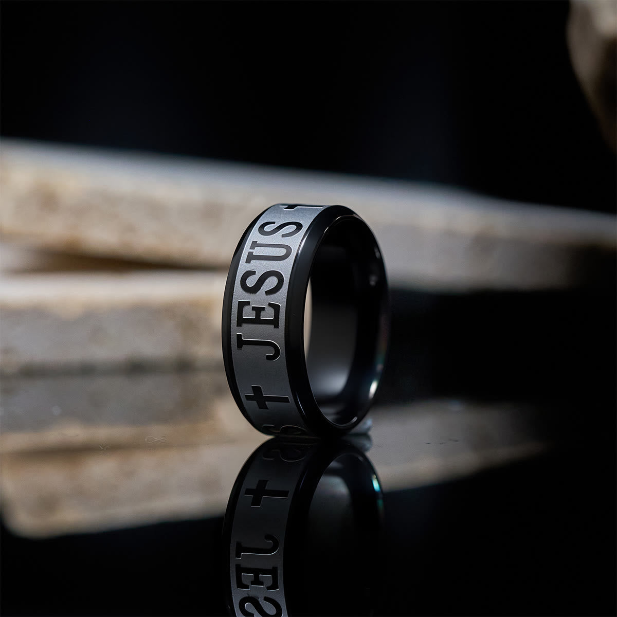 Anillo de Acero de Titanio con Grabado Láser "JESÚS"
