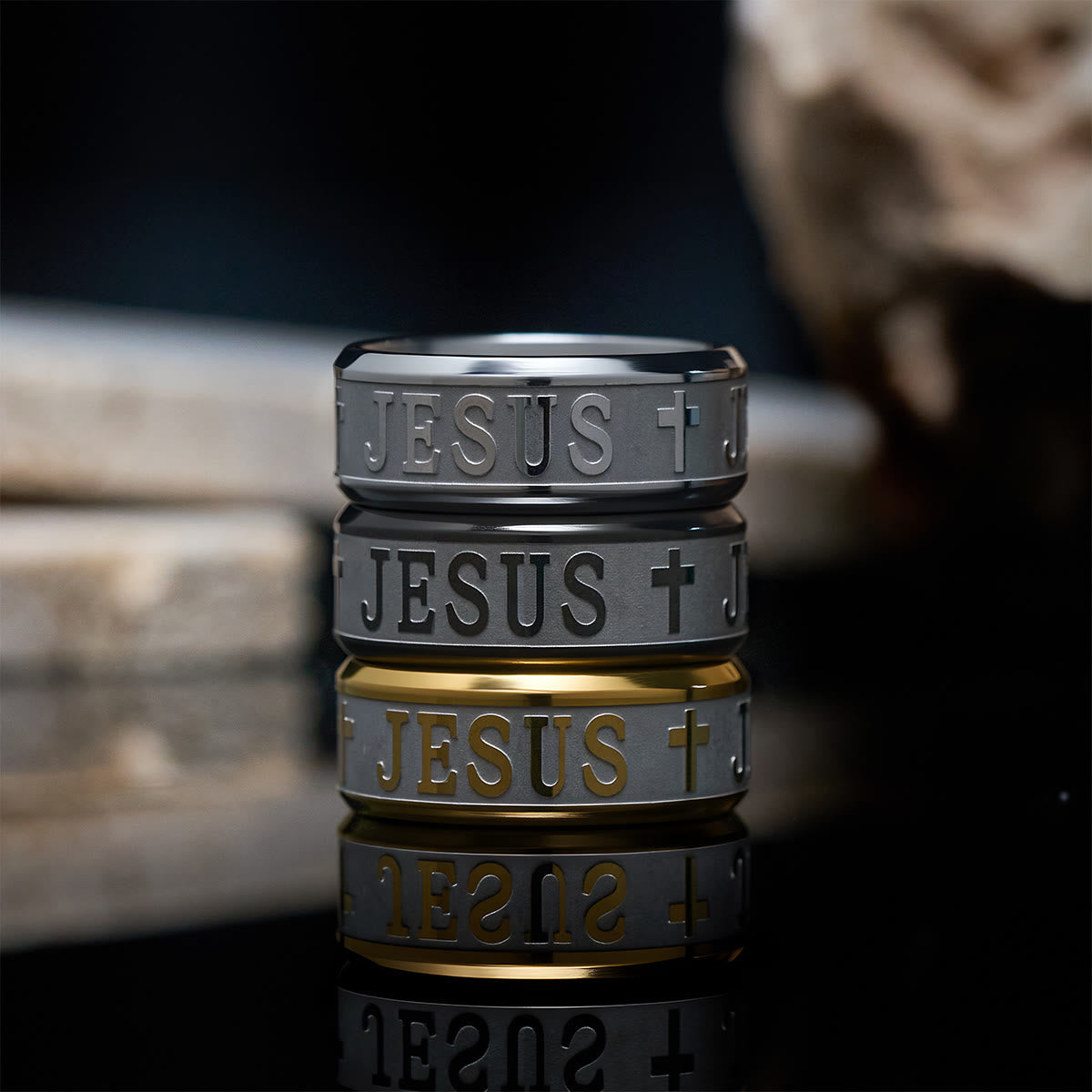 Anillo de Acero de Titanio con Grabado Láser "JESÚS"