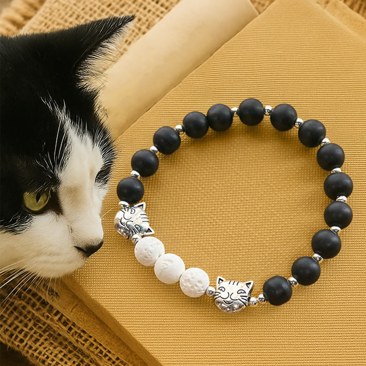 Pulsera Animal de Bendición de Piedra de Lava Negra y Blanca Mate con Gata