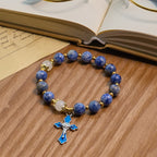 Pulsera Serena de Piedra Azul Texturizada con Crucifijo de Esmalte Azul