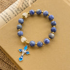 Pulsera Serena de Piedra Azul Texturizada con Crucifijo de Esmalte Azul