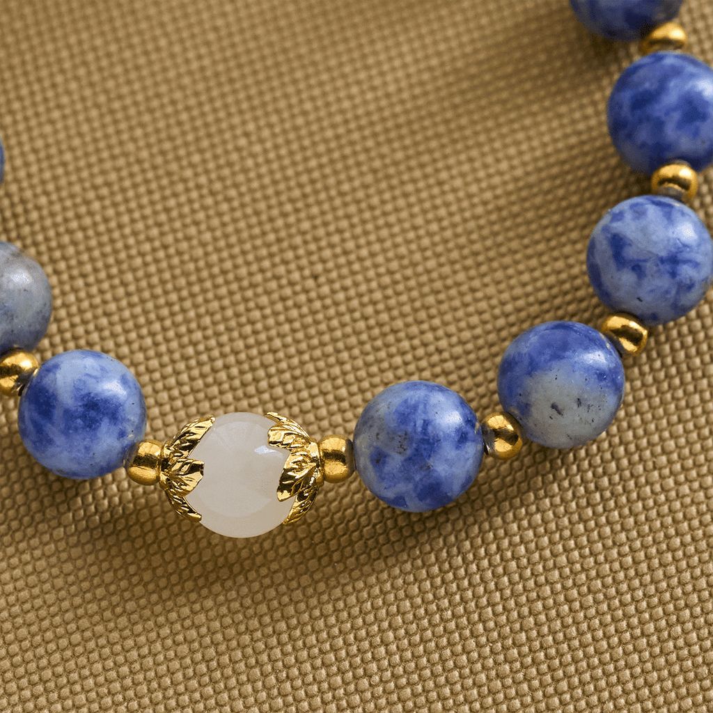 Pulsera Serena de Piedra Azul Texturizada con Crucifijo de Esmalte Azul