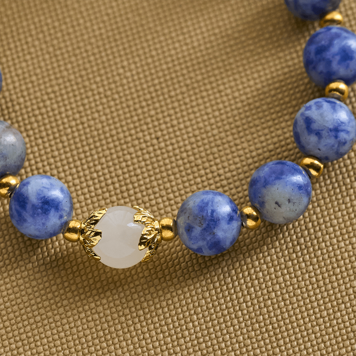 Pulsera Serena de Piedra Azul Texturizada con Crucifijo de Esmalte Azul