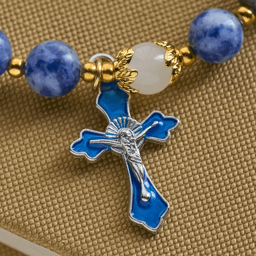 Pulsera Serena de Piedra Azul Texturizada con Crucifijo de Esmalte Azul